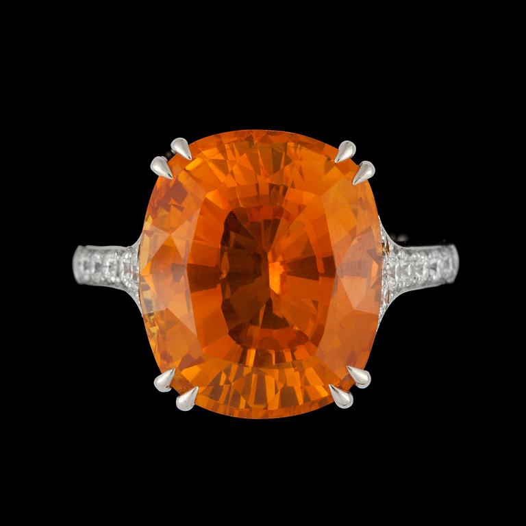 A orange sapphire ring, according to certificate 11.28 ct.