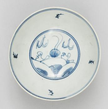 A blue and white bowl, 17th Century.