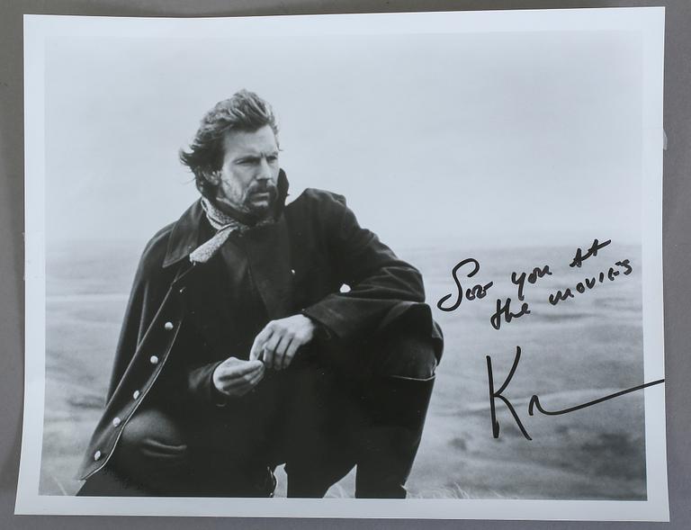 KEVIN COSTNER SAMT BRUCE WILLIS, foton med namnteckningar.