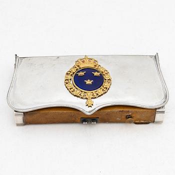 Kartuschlåda för officer vid Livregementet till häst m/1847, i silver, av Gustav Möllenborg Stockholm 1856.