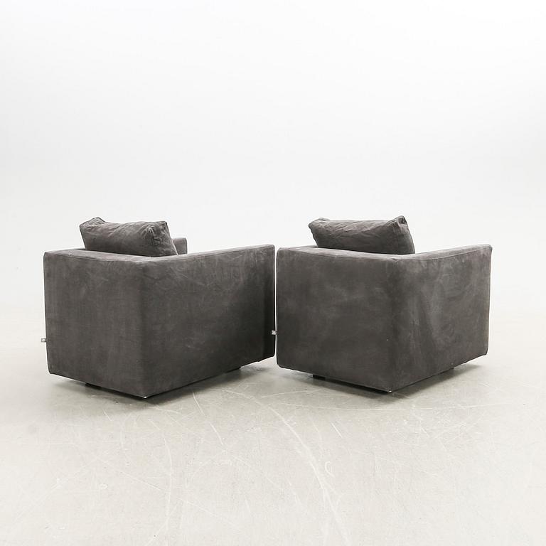 Jens Juul Eilersen fåtöljer ett par Box 2000-tal.