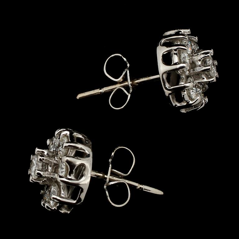 ÖRHÄNGEN, ett par, 18k vitguld med briljantslipade diamanter tot ca 1.0 ct, 1900-talets senare hälft. Vikt 3 g.