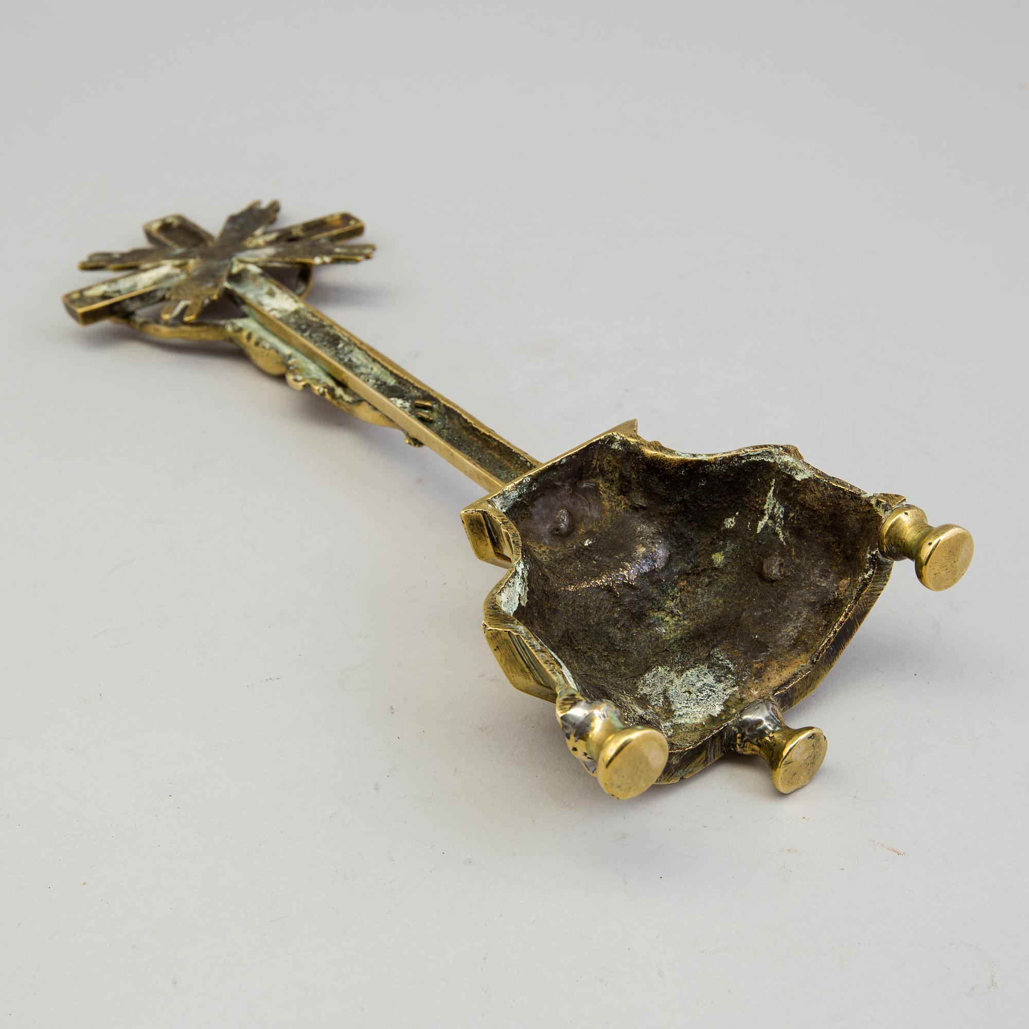 AN 18TH CENTURY BRONZE CRUCIFIX.