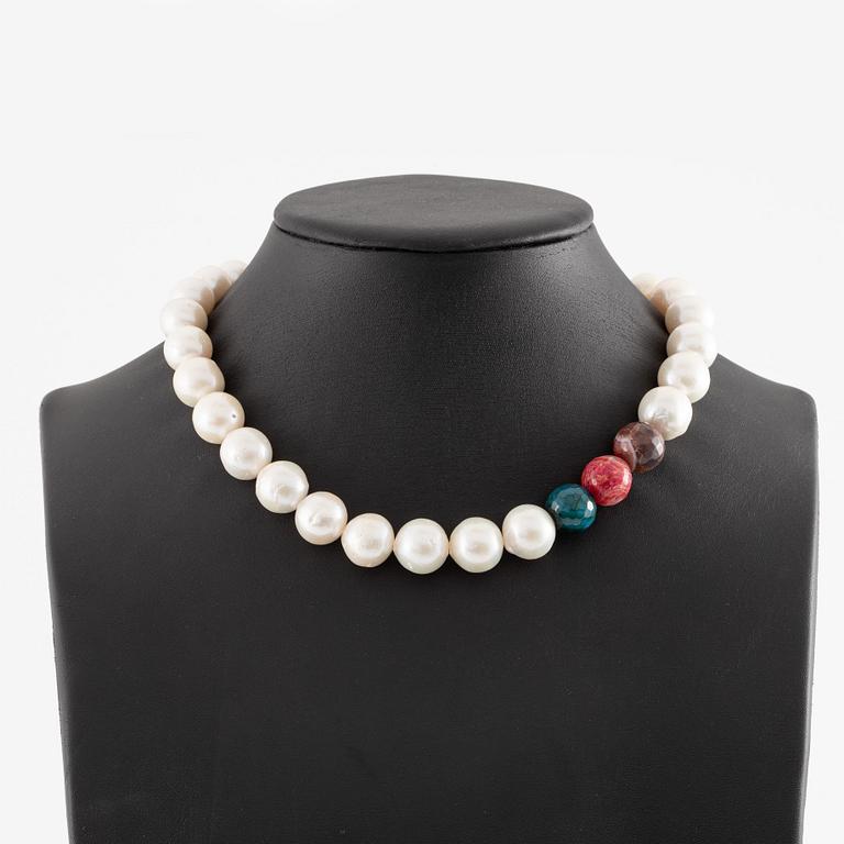 Collier med odlade sötvattenspärlor och agat, lås 18K vitguld.