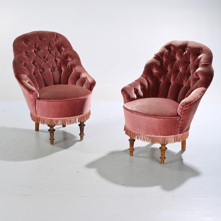 FÅTÖLJER, ett par, s k Emmafåtöljer, 1800-talets andra hälft.