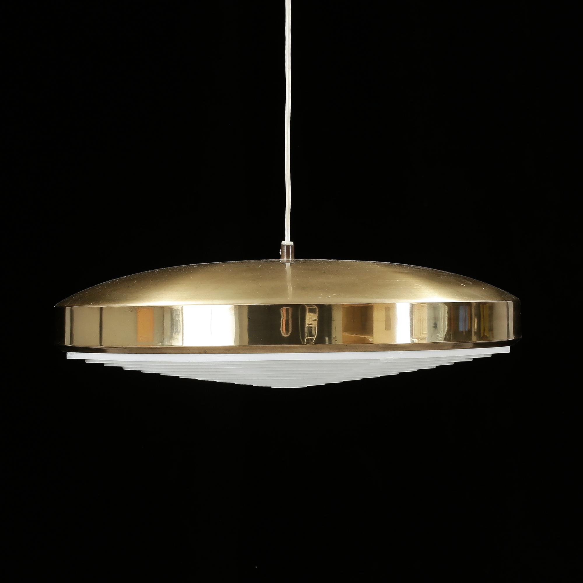 TAKLAMPA, mässing, 1960-tal. Höjd exkl sladd ca 10 cm.