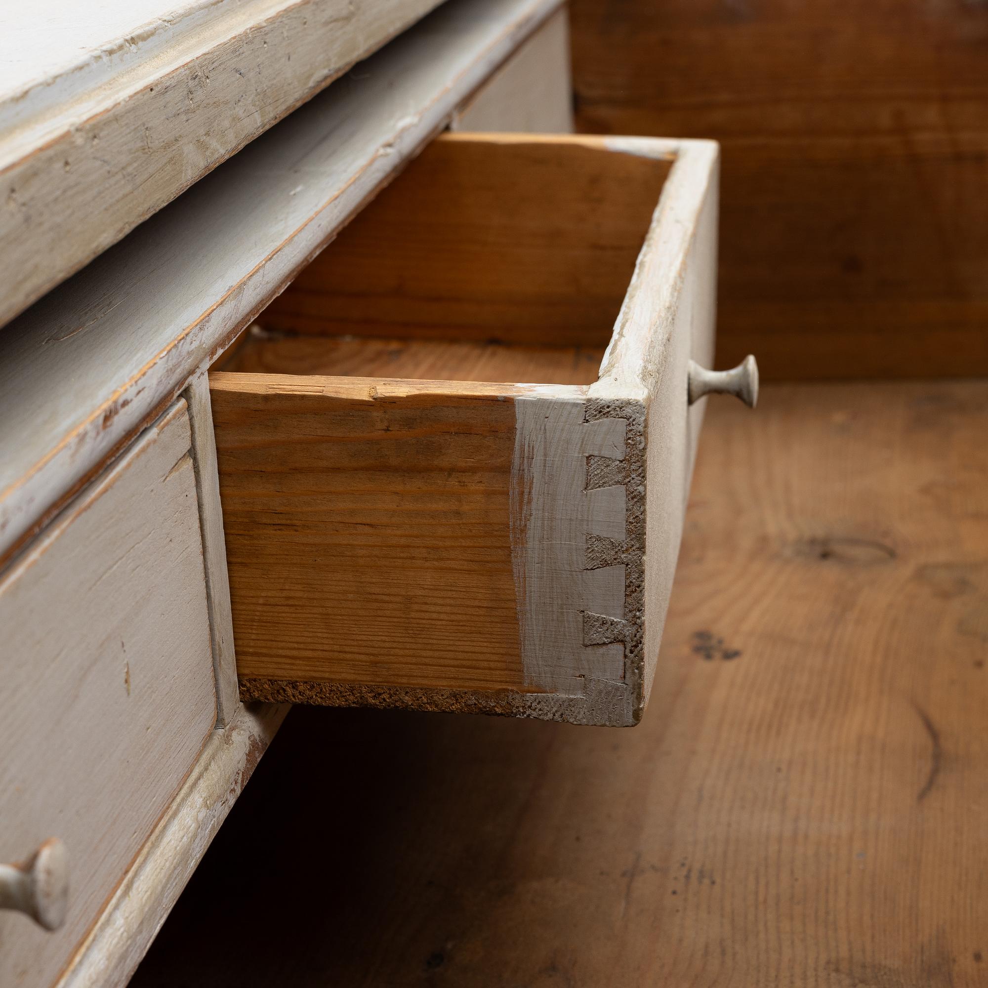 Chest of drawers, 19th century.