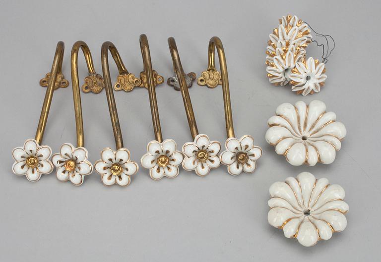 PARTI GARDINOMFÅNG 6 st, samt DEKORATIONER, 2+6, gulmetall och porslin, 1900-tal.
