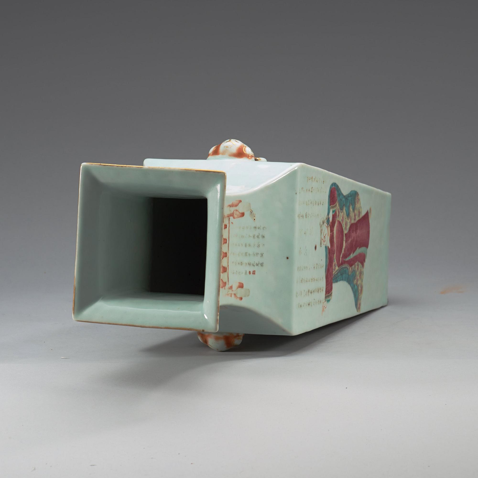 A famille rose vase, late Qing dynasty (1644-1912).