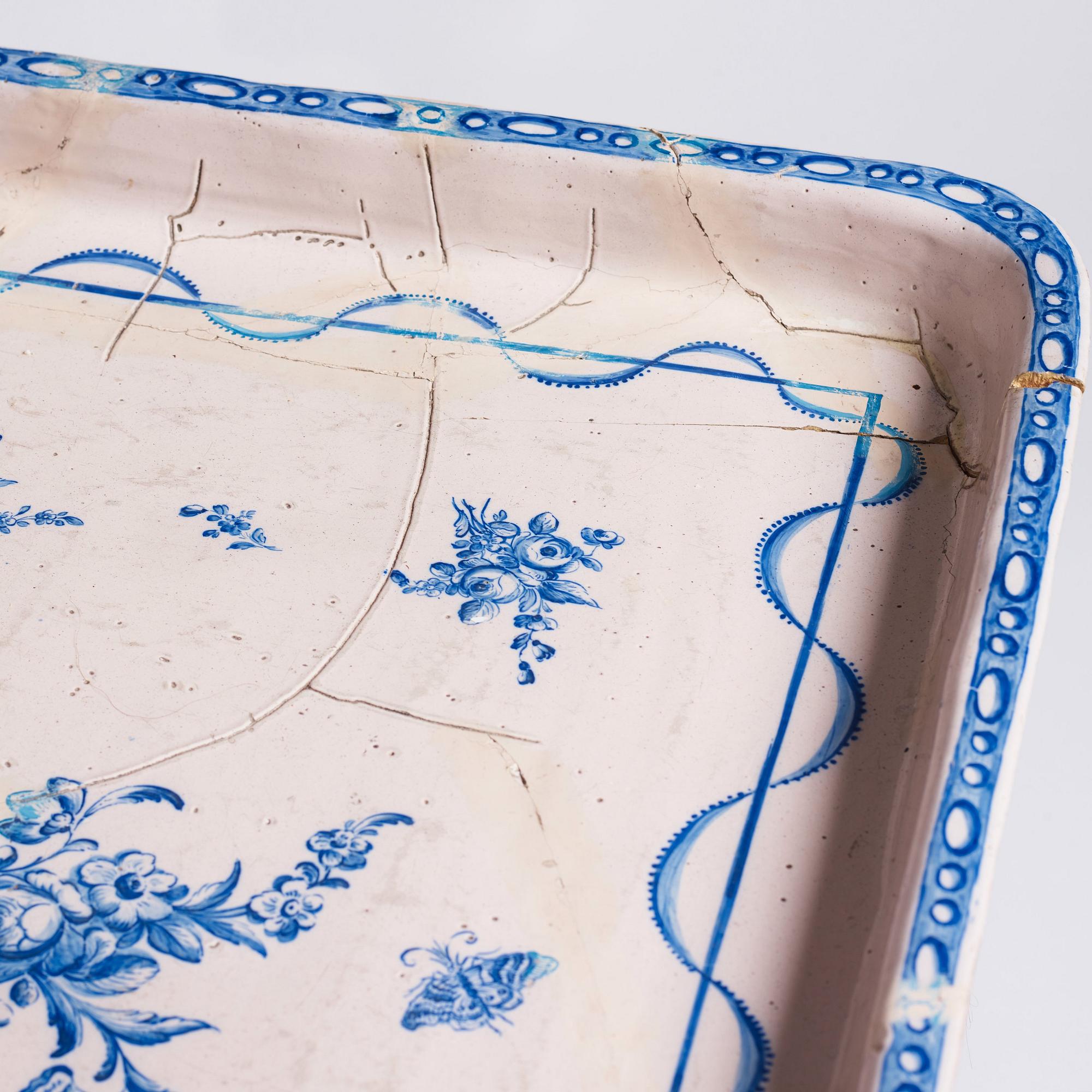 A blue and white faience tea table, second part of the 18th century.