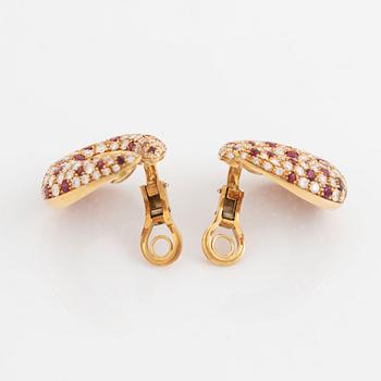 Ett par örhängen 18K guld med runda briljantslipade diamanter och rubiner.