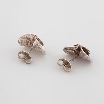 THERESIA HVORSLEV, för Mema, Lidköping, 1979, en brosch samt ett par örhängen.