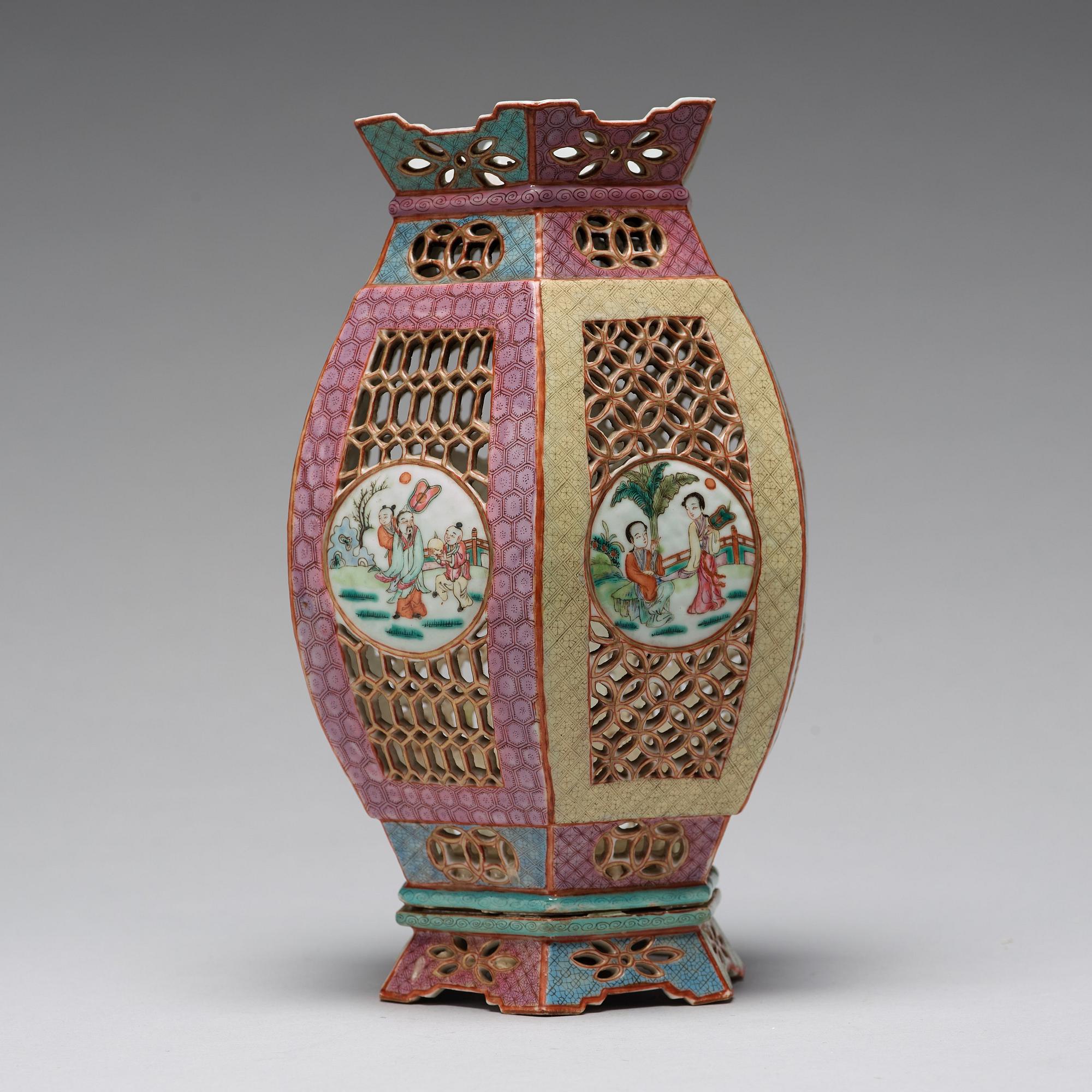 LYKTA med STÄLL, porslin. Qingdynastin, 1800-tal.