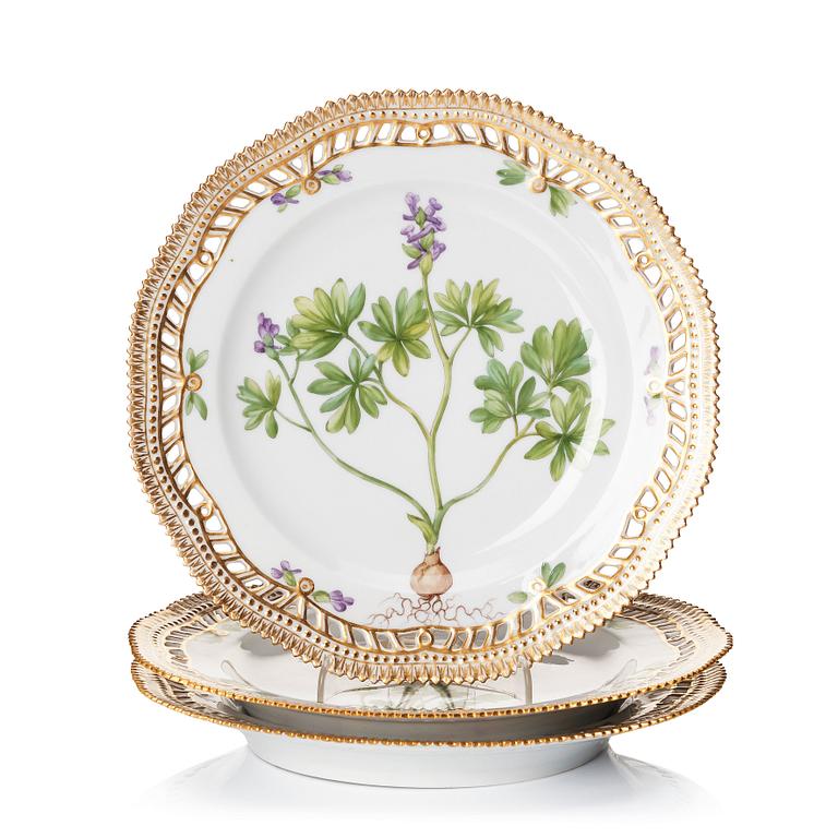 Dessertallrikar, tre stycken, porslin. Royal Copenhagen, 'Flora Danica', Danmark, omkring 1900.