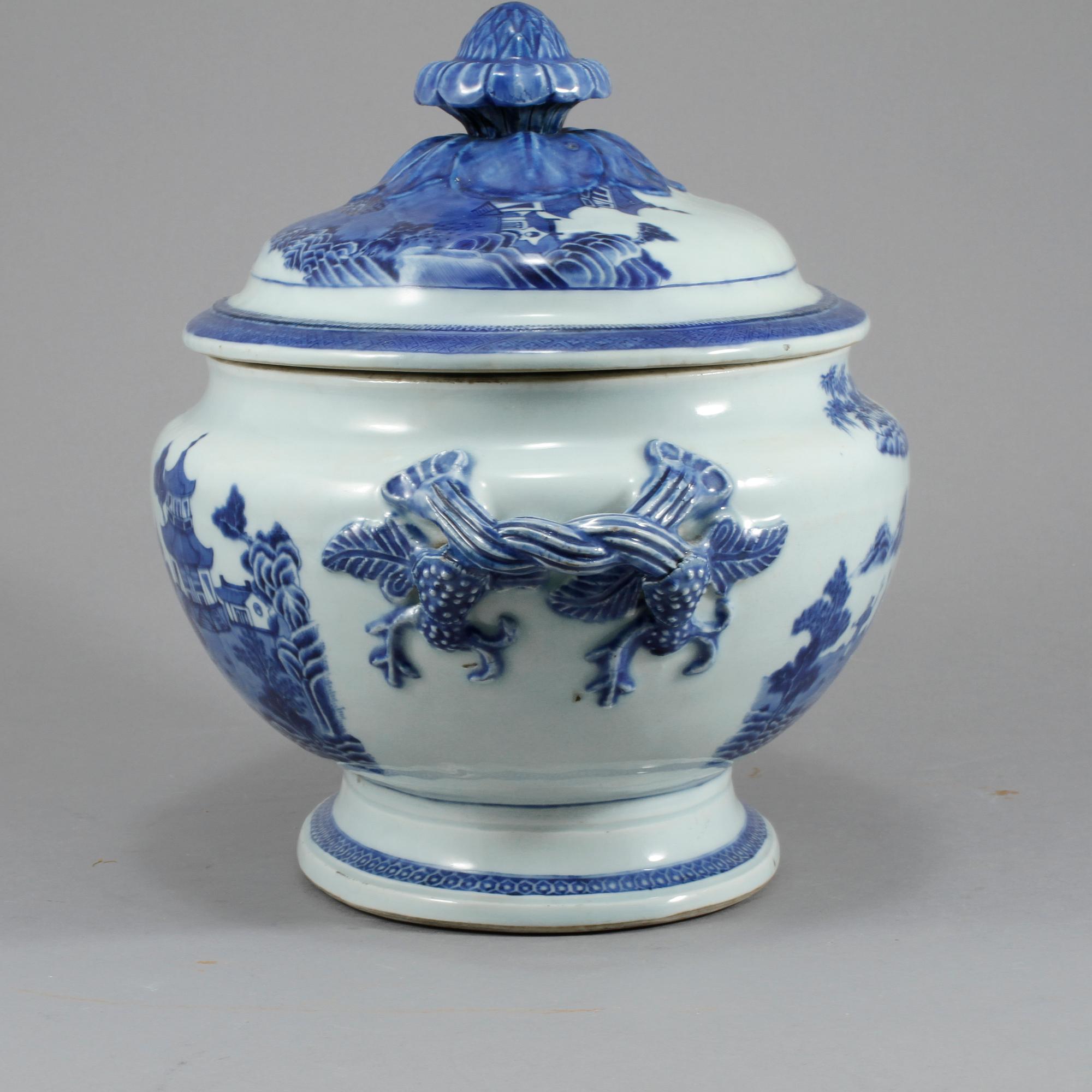 TERRIN, porslin, Kina, omkring år 1800.