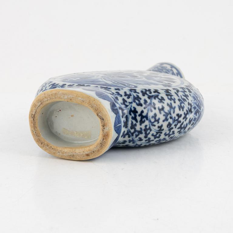 A blue and white moon flask, porcelain, China, Qing Dynasty, 19th century.