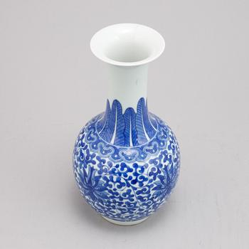 A Chinese blue and white porcelain vase, 20th century.