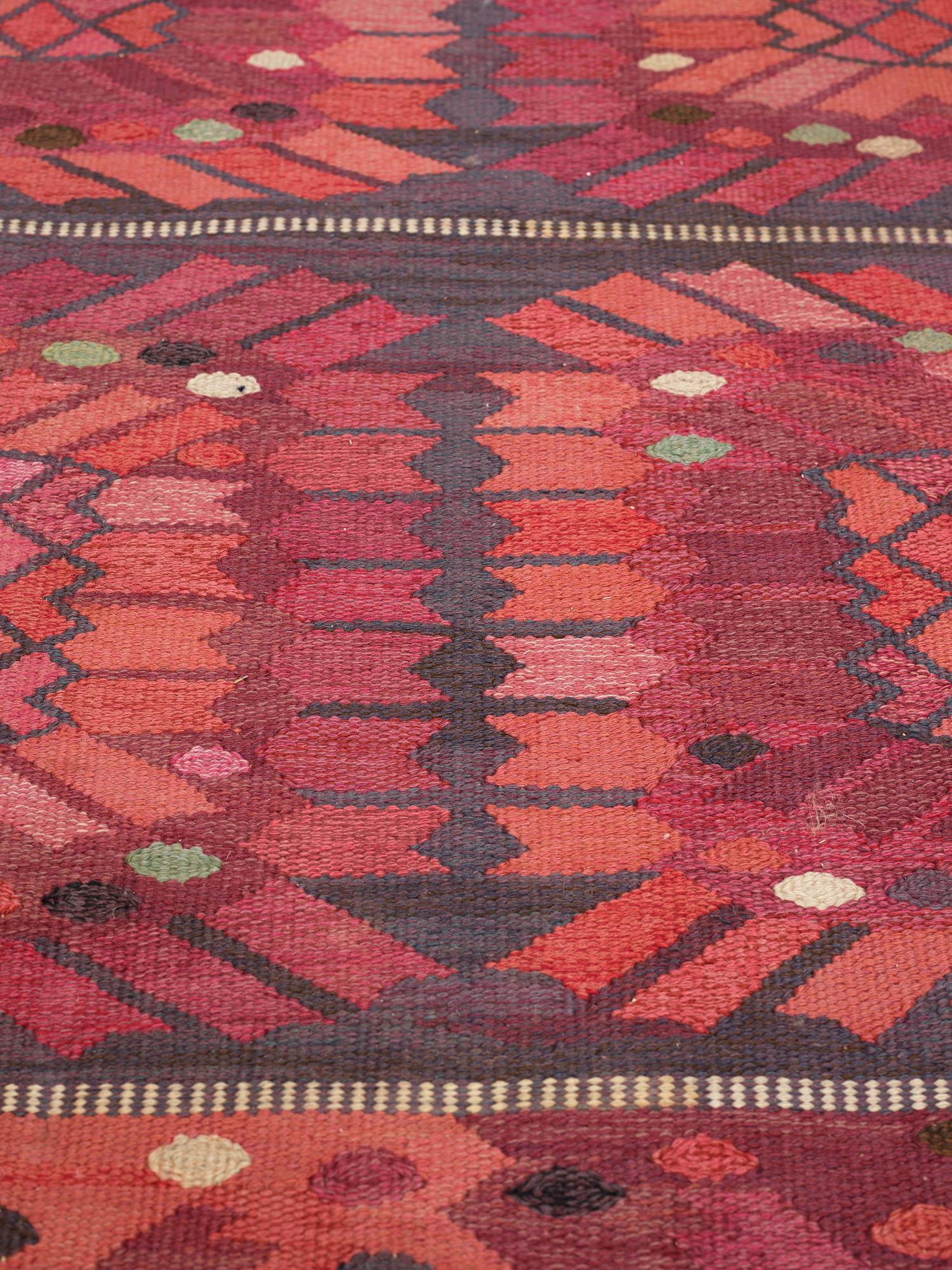 Barbro Nilsson, Matto, "Nejlikan röd", flat weave, ca 320-323 x 251 cm, signed AB MMF BN.