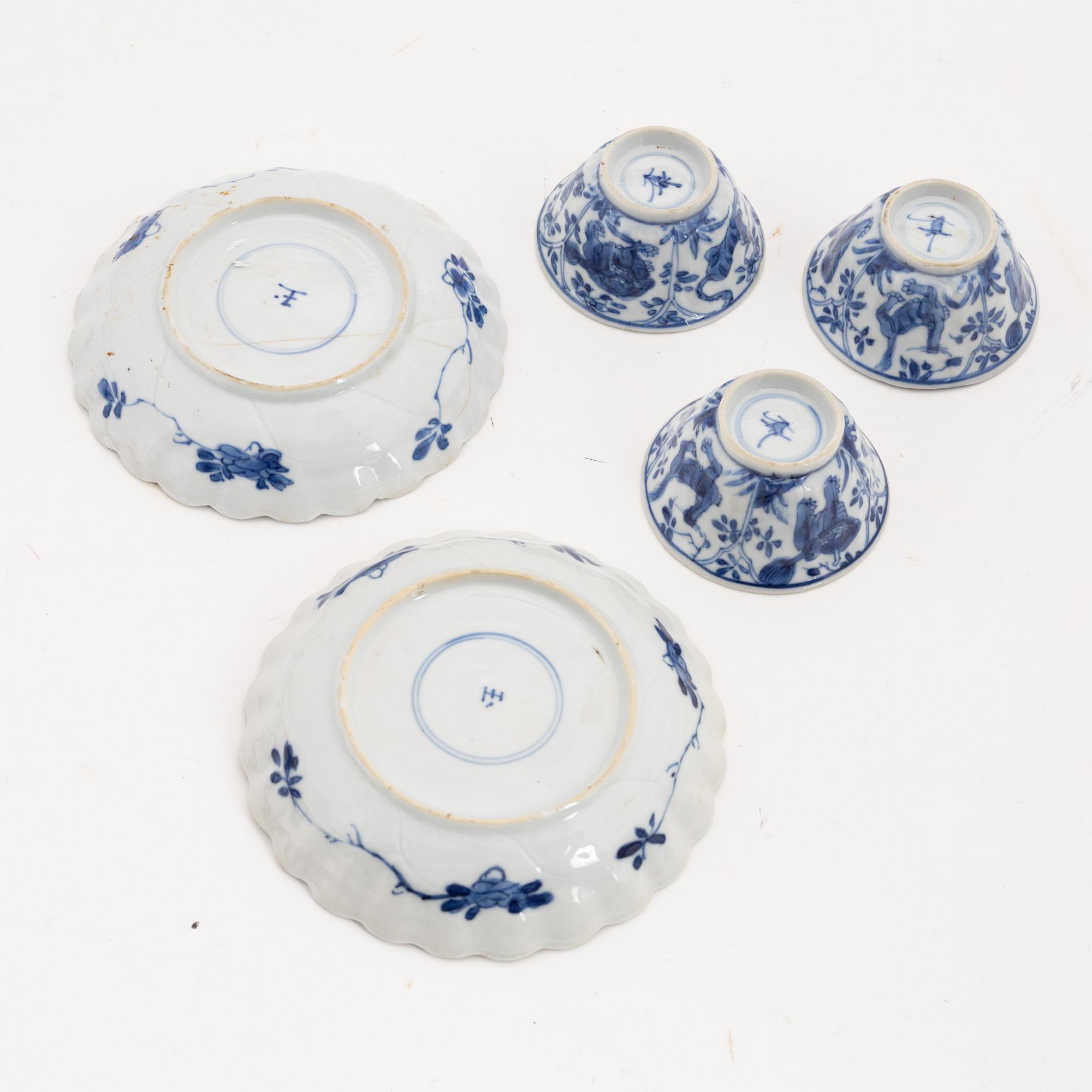 A group with two Chinese blue and white plates, two small dishes and three cups, Qing dynasty, Kangxi (1662-1722).