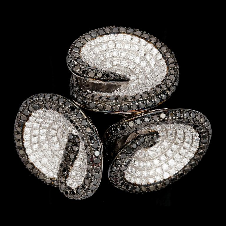 A black and white brilliant cut diamond ring, tot. 3.40 cts.