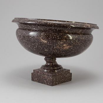 SKÅL PÅ FOT, porfyr, empire, 1800-talets första hälft.