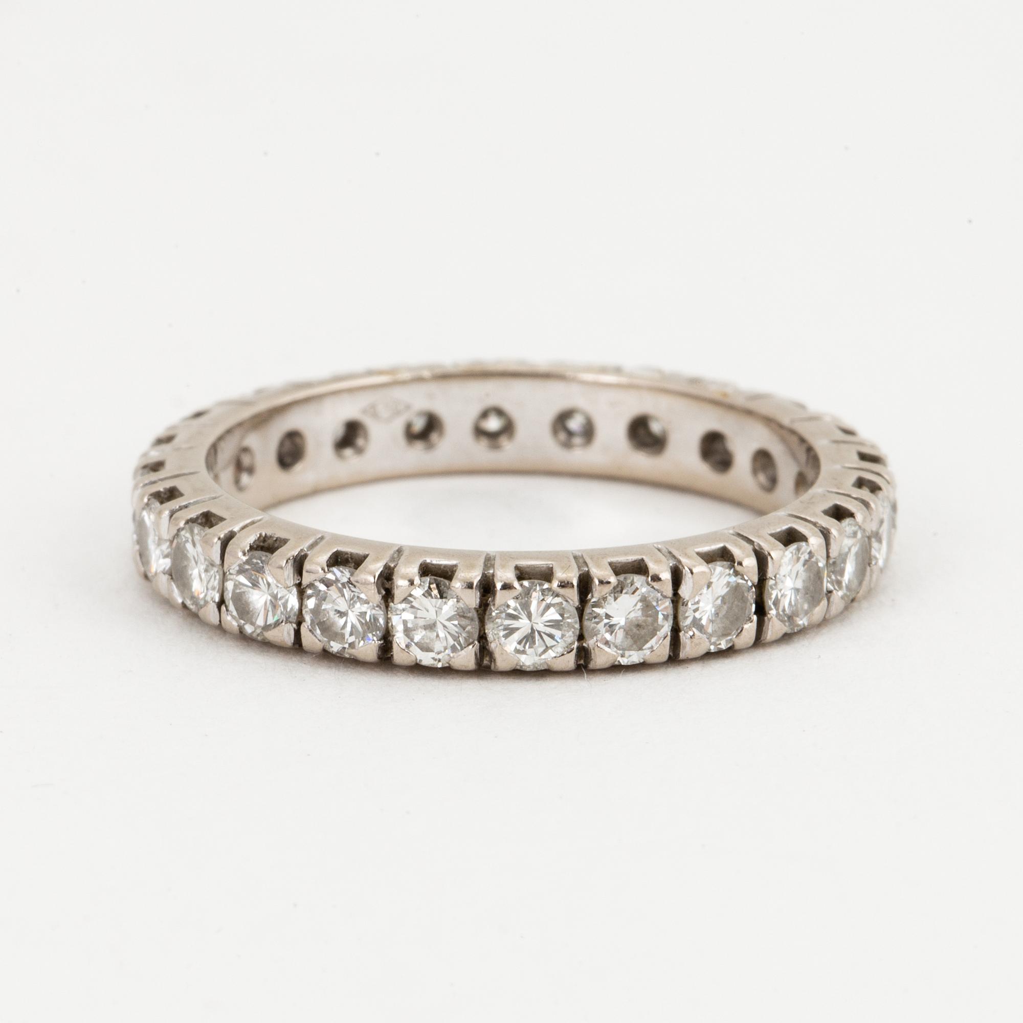 FULL ETERNITY RING, 18K white gold with 24 diamonds approx. 1.20 cts.