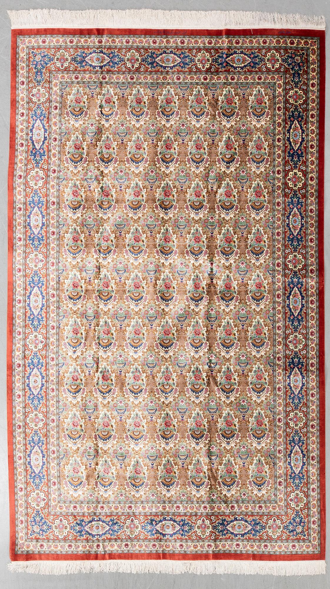 A sillk Qum carpet, Central Persia, signerad 310 x 197 cm.