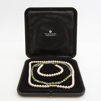 Ole Lynggaard, clasp, 18K gold with diamonds, as well as two necklaces and a bracelet.