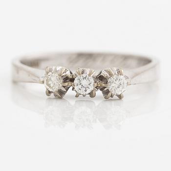 Ring, 18K vitguld med tre briljantslipade diamanter.