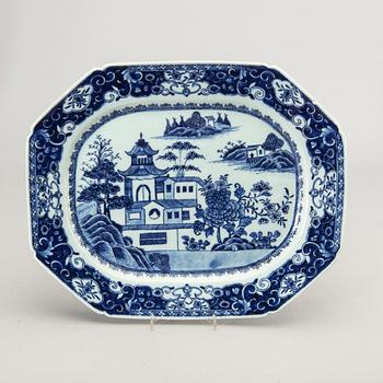 A pair of Chinese porcelain Qianlong plates.