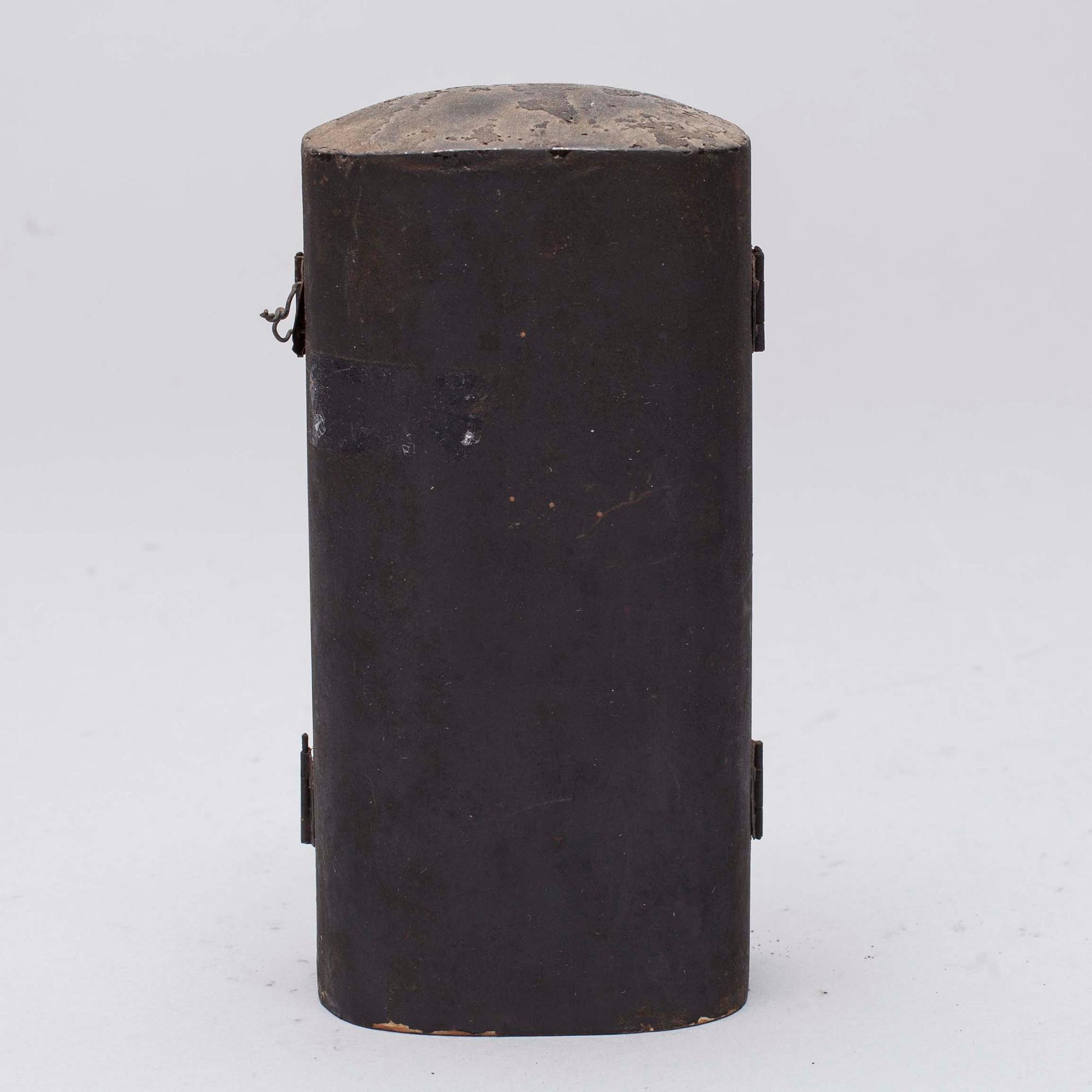 ZUSHI, trä och metall, Japan, 1900-talets början.