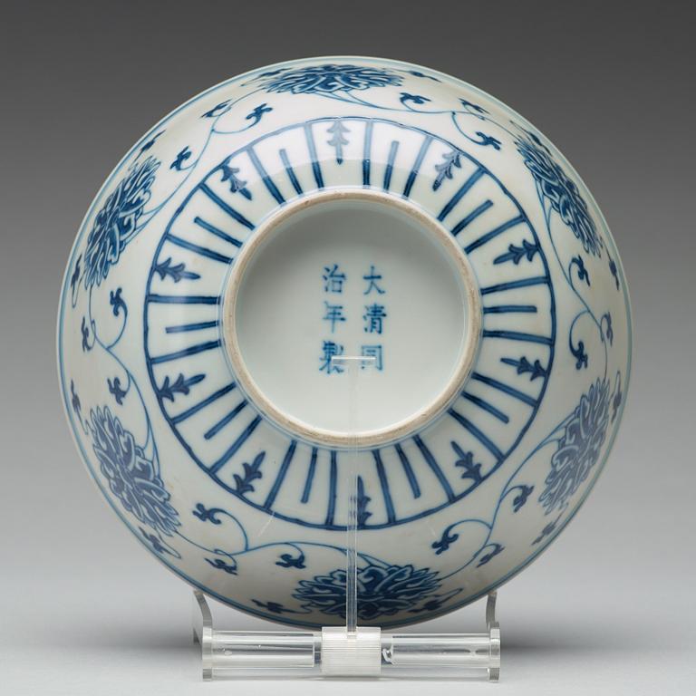 SKÅL, porslin, sen Qingdynasti, med Tongzhi sex karaktärers märke.