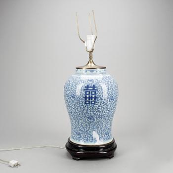 BORDSLAMPA/VAS, porslin, Kina, 1900-tal.