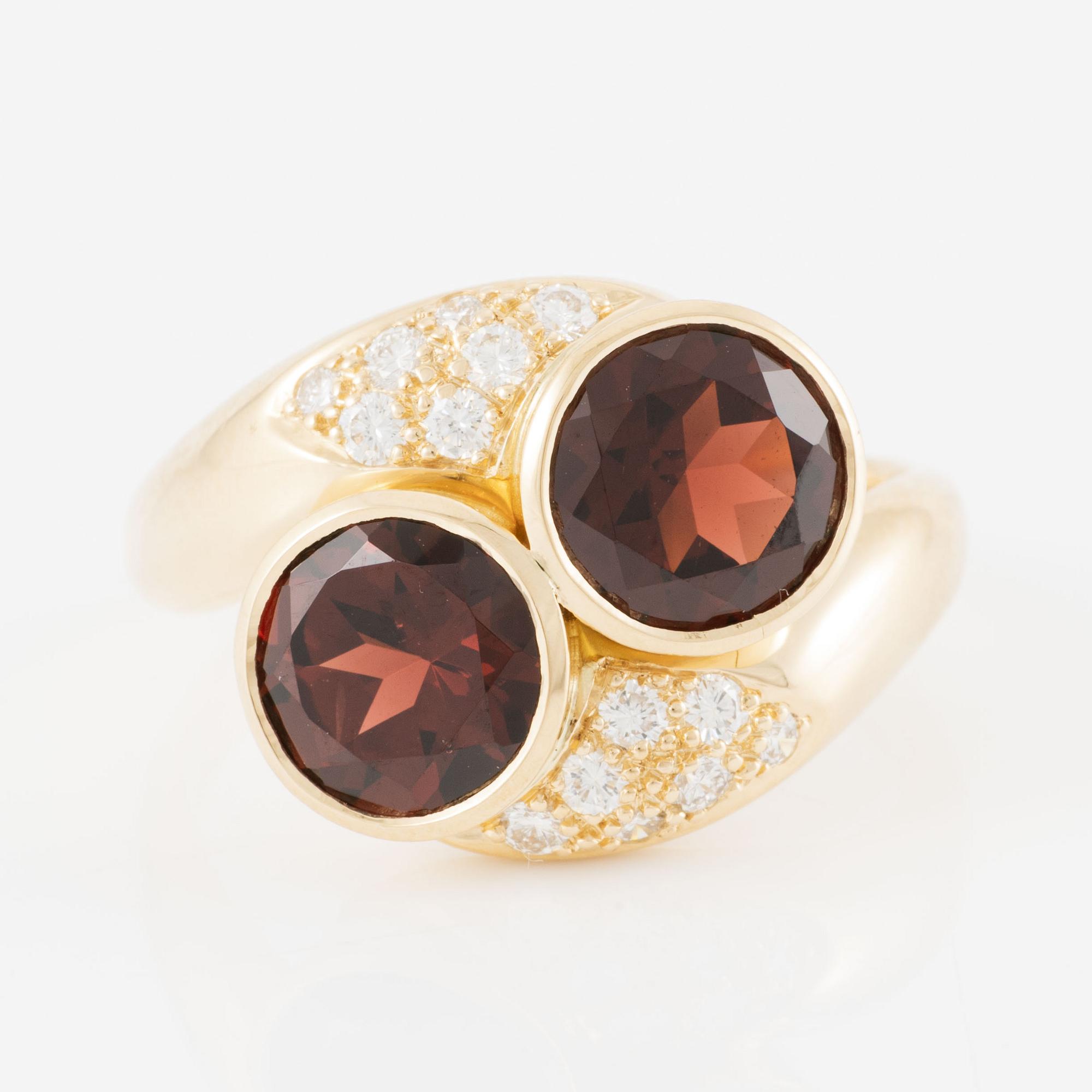 Ring, Gübelin, 18K gold with two garnets and brilliant-cut diamonds.