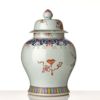 Golvurna med lock, porslin. Qingdynastin, 1800-tal.
