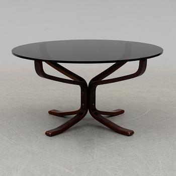 A pair of easy chairs and a table by Sigurd Ressel.
