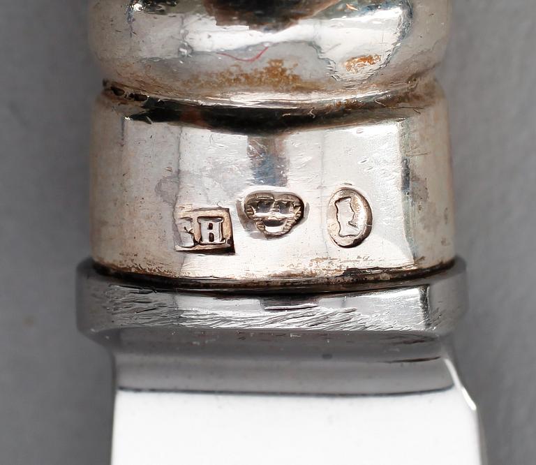 MATKNIVAR, 12 st, silver, Carl Hammer, Stockholm 1860/70-tal. Total vikt med stålblad ca 1077 gram.
