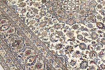 A Keshan carpet, approx. 340 x 244 cm.