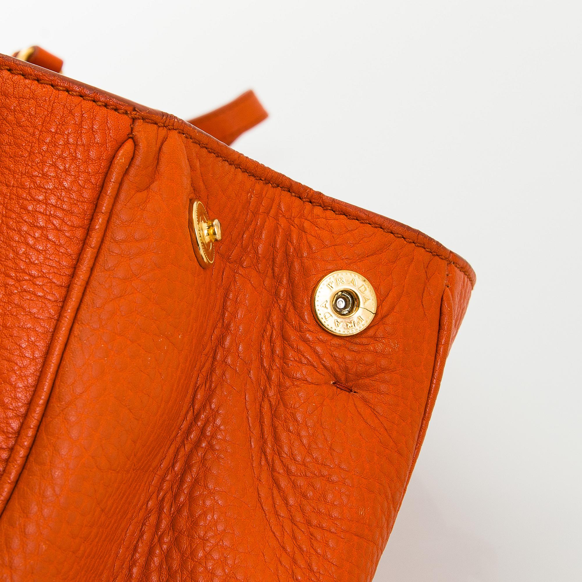 Prada, a 'Vitello Daino Tote' bag.