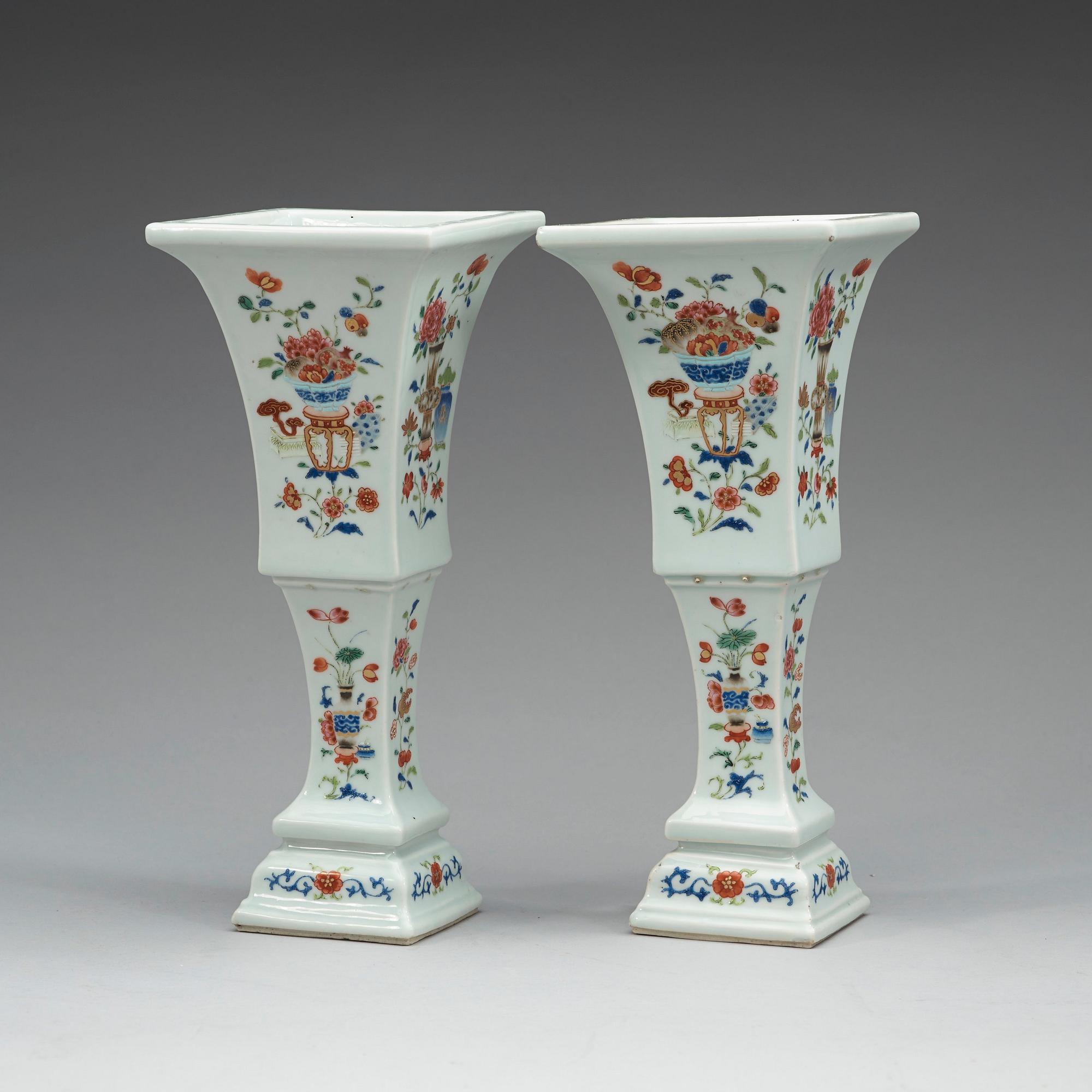 TEMPELVASER, ett par, porslin. Sen Qianlong / Jiaqing, omkring år 1800.