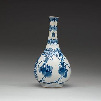 FLASKA, porslin. Qing dynastin, Kangxi (1662-1722).
