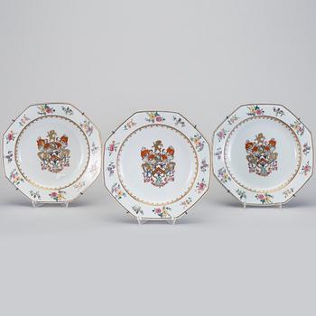 A set of three armorial dishes with the motto "Forward", Qing dynasty, Qinalong (1736-95).