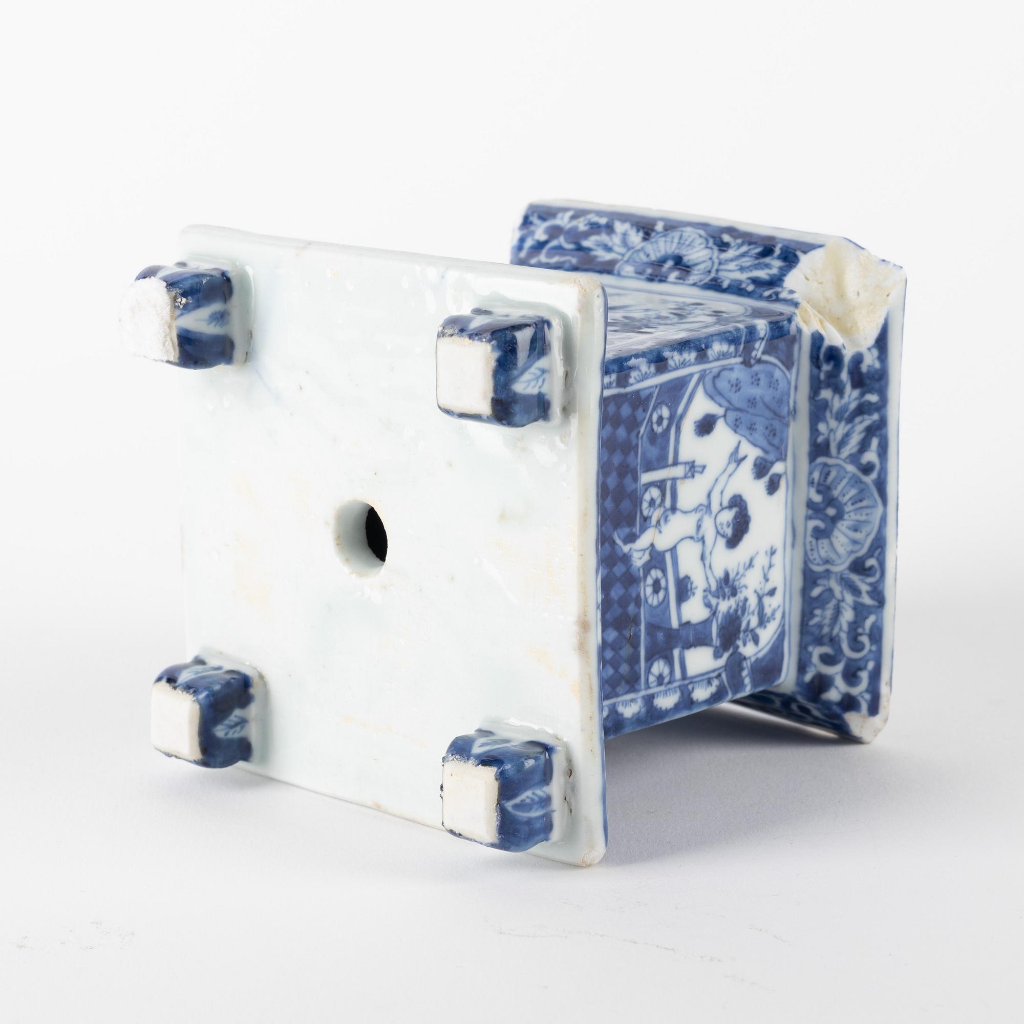 A blue and white fragment/base of a tulip vase, Qing dynasty, Qianlong (1736-95).