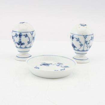 Servis 87 dlr, "Musselmalet - whole and half blonde", Royal Copenhagen Denmark porcelain.