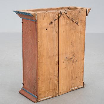HÄNGSKÅP, 1800-talets andra hälft, bemålat.