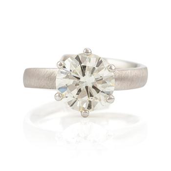 549A. A ring in platinum with a round brilliant-cut diamond 4.10 cts according to the engraving.