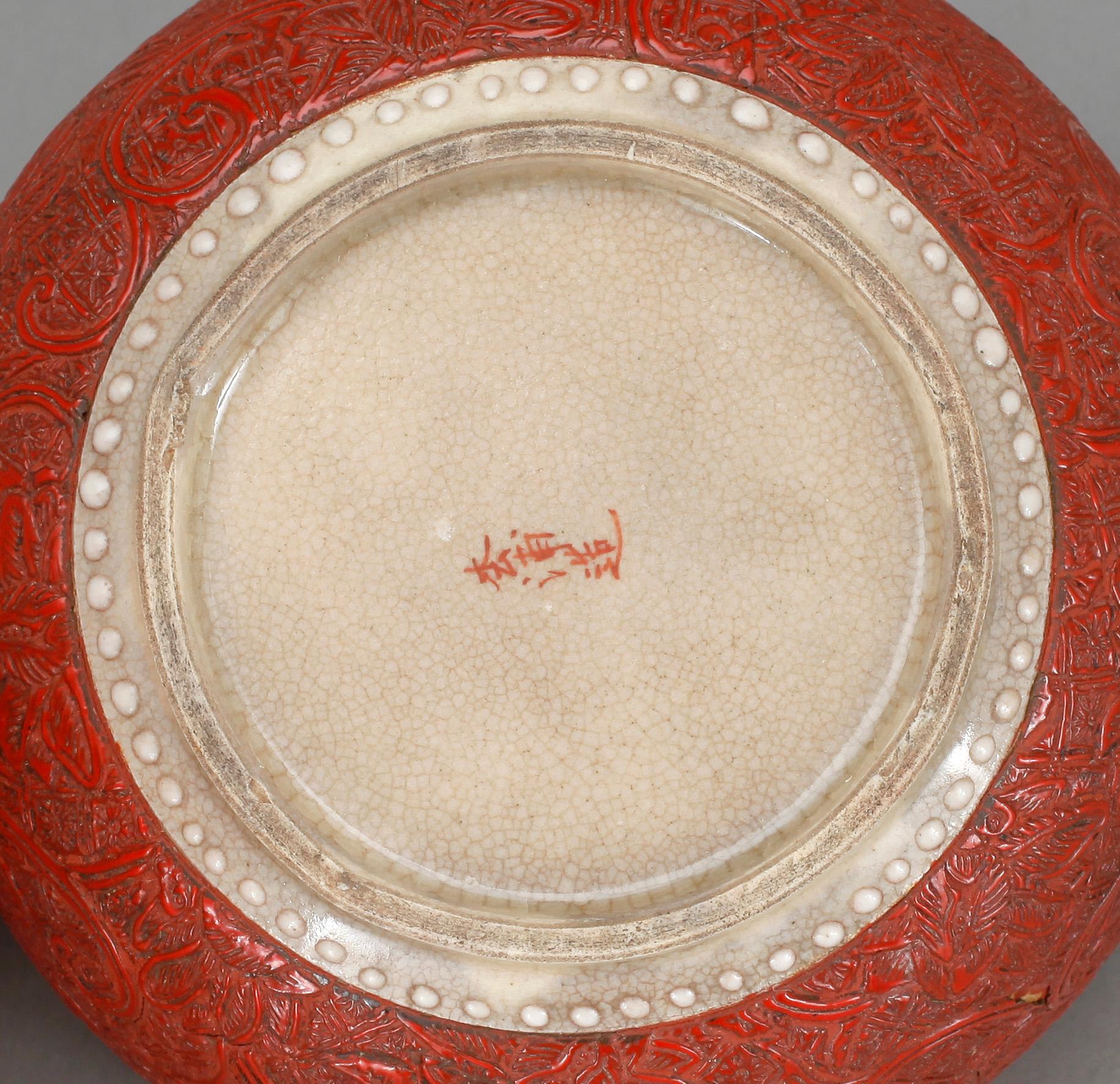 ASK MED LOCK, porslin samt lackarbete, Kina, 1900-tal.