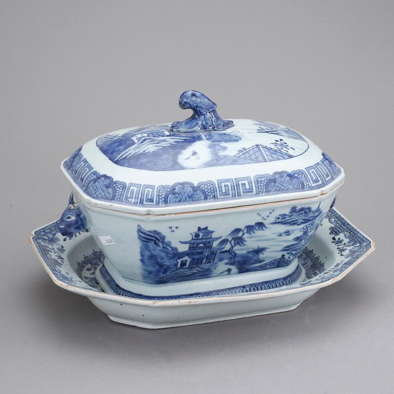 TERRIN med LOCK, samt FAT, kompaniporslin. Qing dynastin, Qianlong (1736-95).