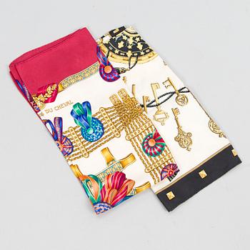 HERMÈS, TVÅ SIDENSCARFAR.