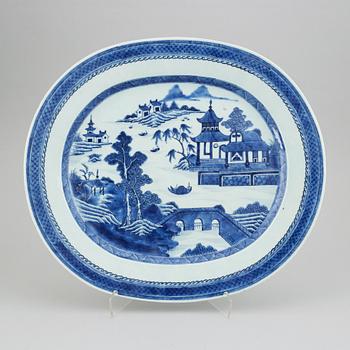 A blue and white oval serving dish, Qing dynasty, Jiaqing (1896-1820).